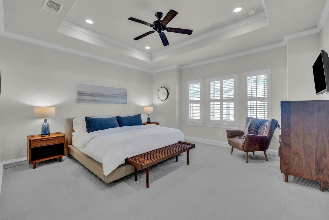 5832 Darling Street, Unit 5 Houston, TX 77007 - Photo 17 of 28 a spacious bedroom with a bed and window