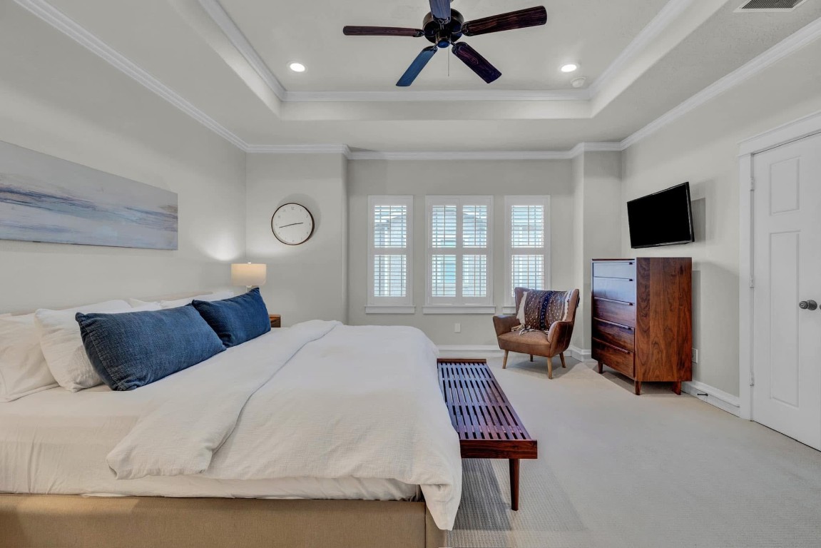 5832 Darling Street, Unit 5 Houston, TX 77007 - Photo 18 of 28 a bedroom with a bed and a window