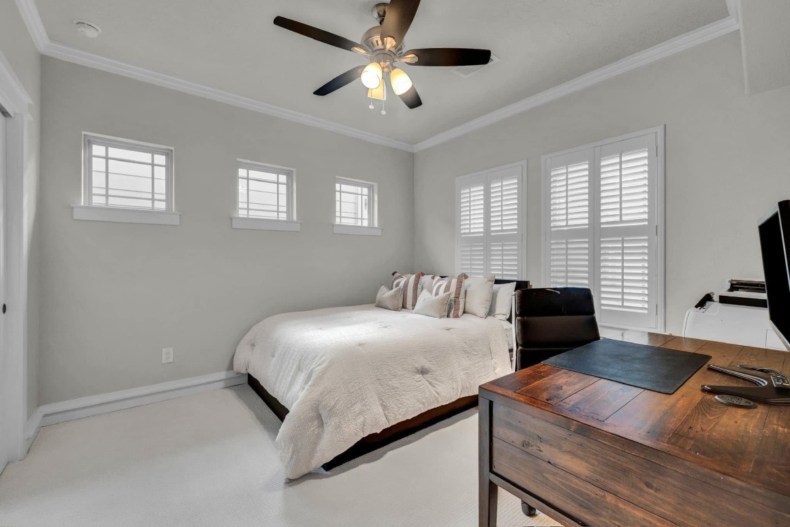 5832 Darling Street, Unit 5 Houston, TX 77007 - Photo 20 of 28 a bedroom with a bed and a flat screen tv