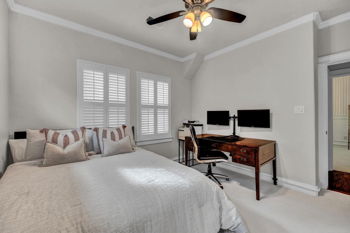 5832 Darling Street, Unit 5 Houston, TX 77007 - Photo 21 of 28 a bedroom with a bed and a desk