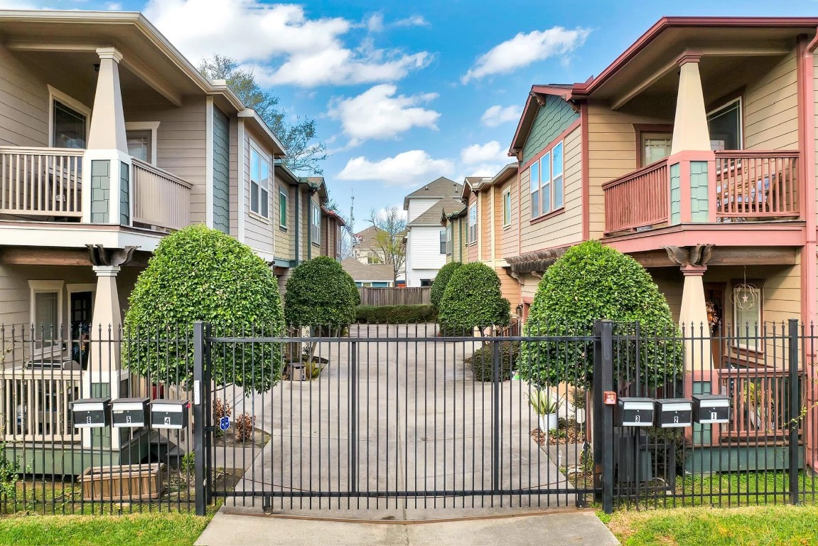 5832 Darling Street, Unit 5 Houston, TX 77007 - Photo 4 of 28 a front view of a house with a garden