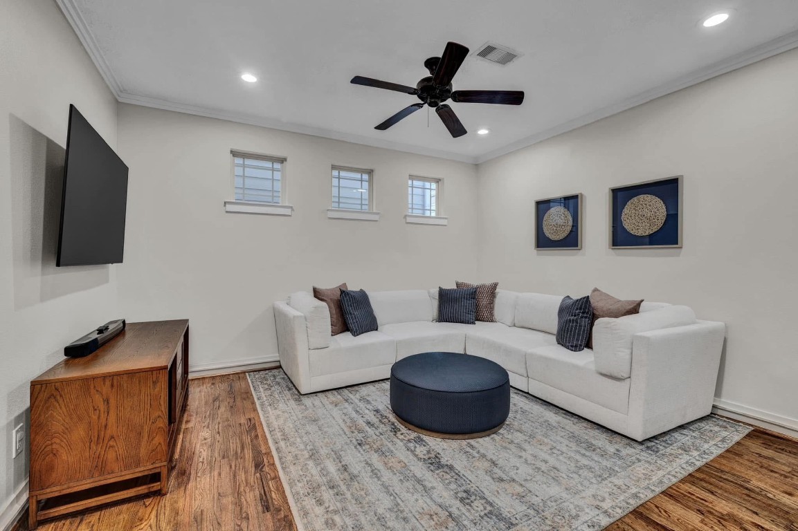 5832 Darling Street, Unit 5 Houston, TX 77007 - Photo 5 of 28 a living room with furniture and a flat screen tv