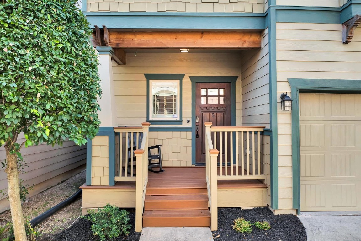 5832 Darling Street, Unit 5 Houston, TX 77007 - Photo 6 of 28 a front view of a house with a porch