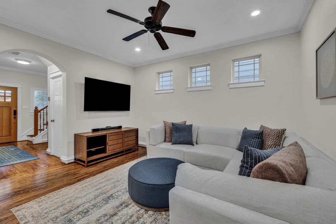 5832 Darling Street, Unit 5 Houston, TX 77007 - Photo 7 of 28 a living room with furniture and a flat screen tv