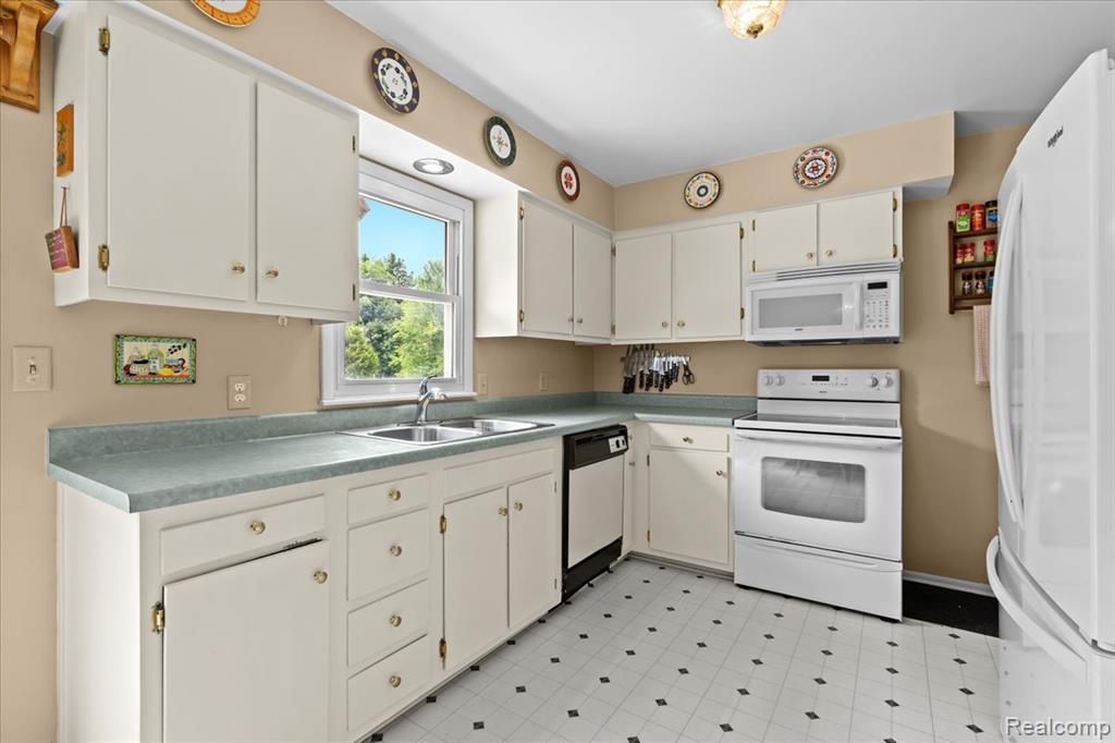 6460 Hogan Road Linden, MI 48451 - Photo 6 of 34