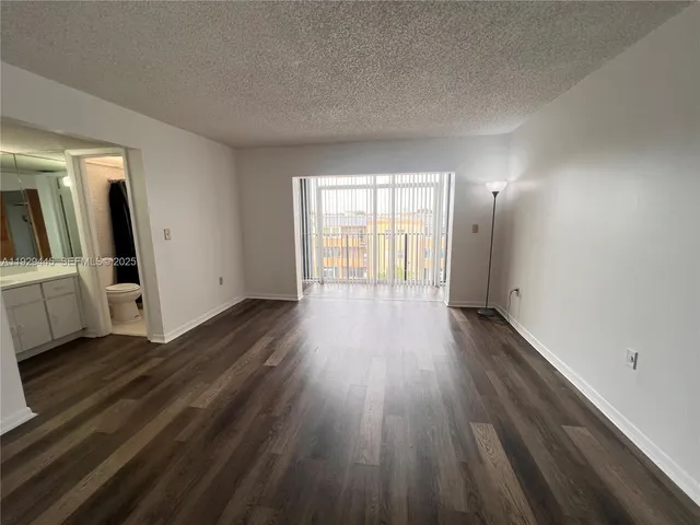 $1,800 | 1855 West 60th Street, Unit 430, Hialeah, FL 33012