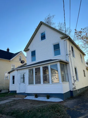 a view of front of a house with a yard