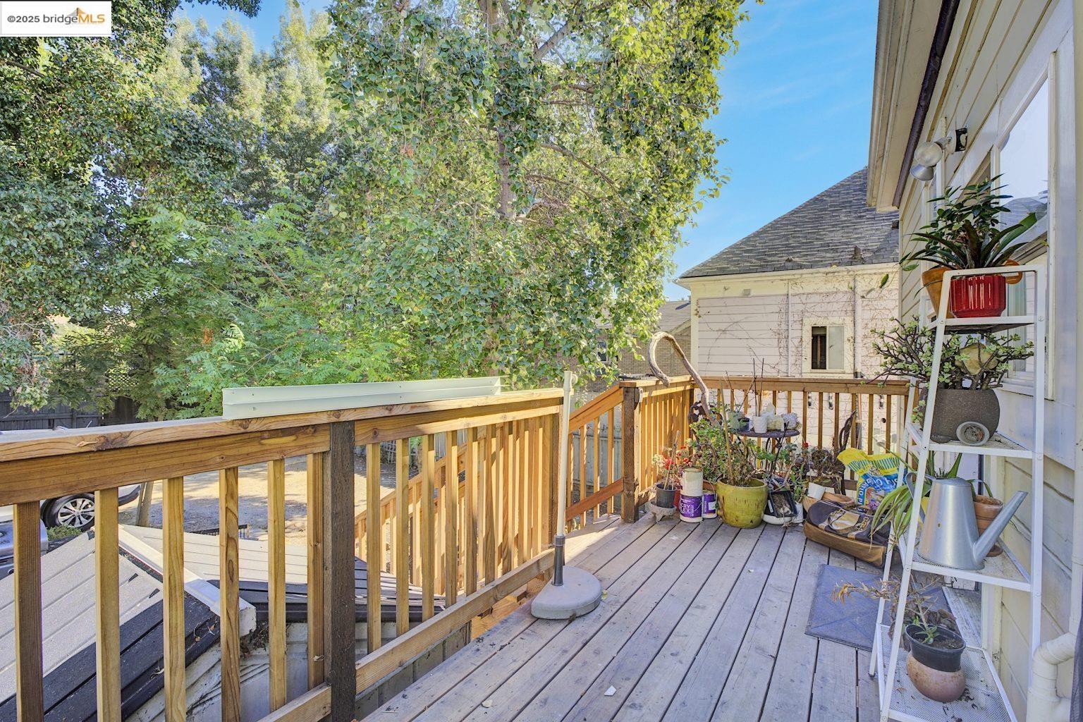 3830 Clarke Street Oakland, CA 94609 - Photo 26 of 41 a view of balcony with deck