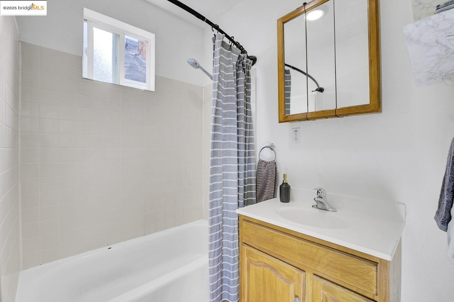 3830 Clarke Street Oakland, CA 94609 - Photo 28 of 41 a bathroom with a sink and a bathtub