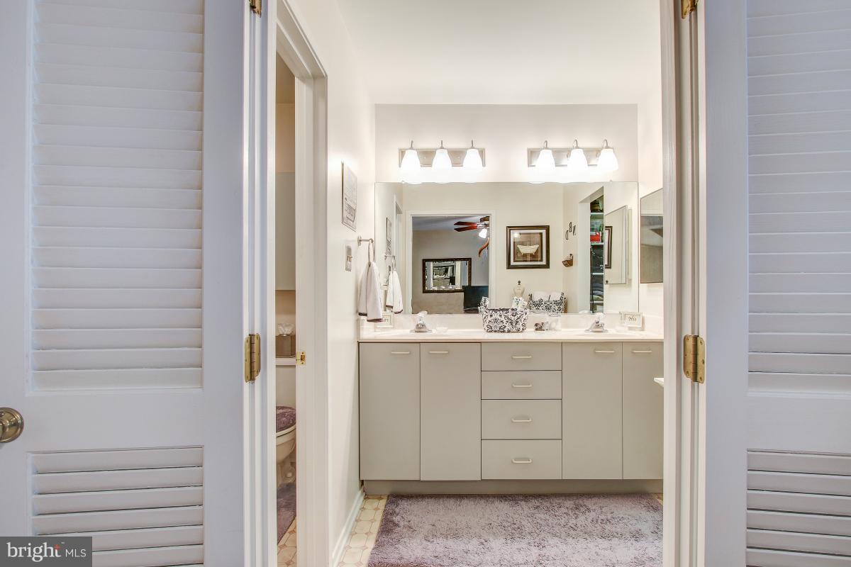 2367 Glade Bank Way Reston, VA 20191 - Photo 20 of 30 Bright, white Master Bath