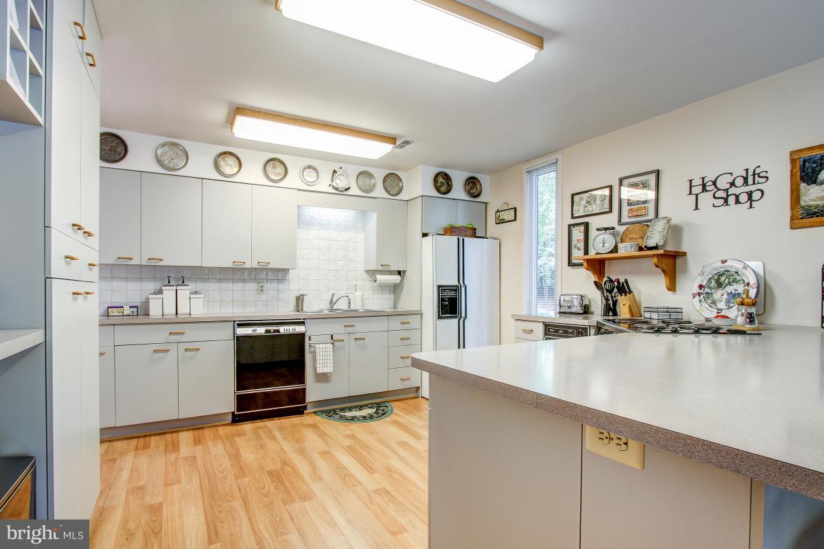 2367 Glade Bank Way Reston, VA 20191 - Photo 6 of 30 Kitchen