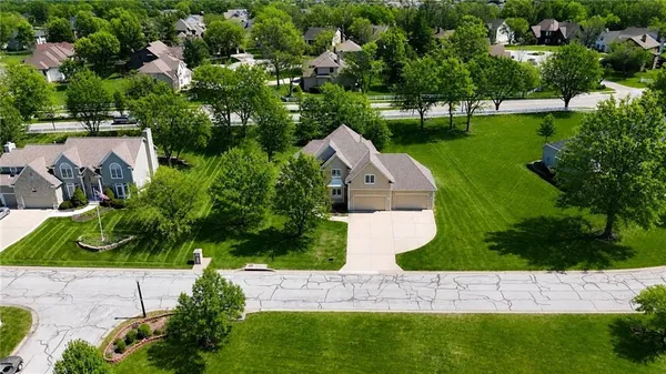 $749,000 | 1019 Southwest Coachlight Court, Lee's Summit, MO 64081