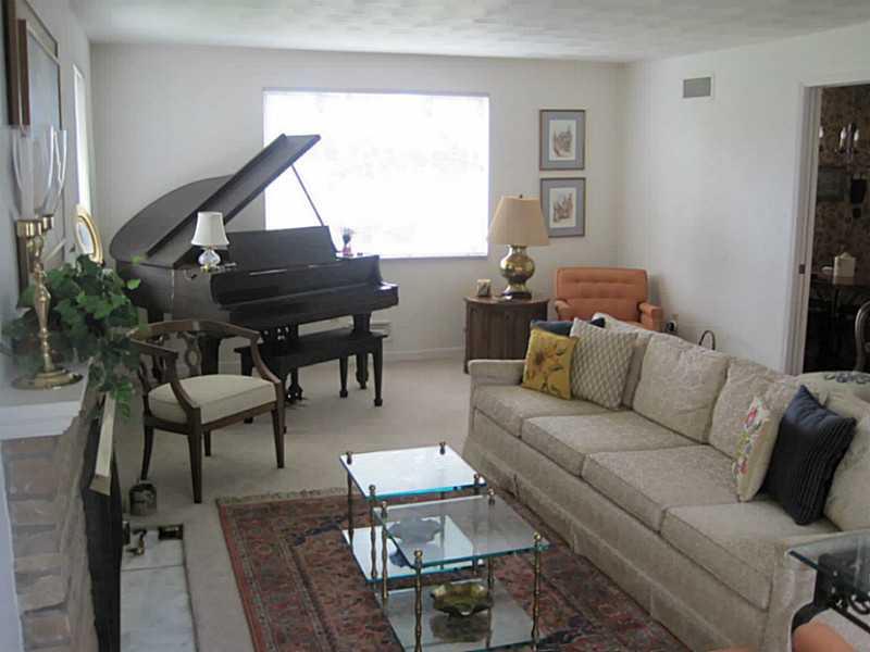 74 Holland Road Churchill, PA 15235 - Photo 3 of 25 Living Room.