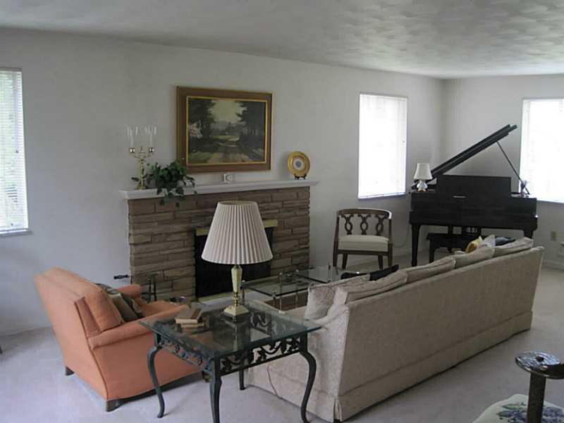 74 Holland Road Churchill, PA 15235 - Photo 4 of 25 Living Room.