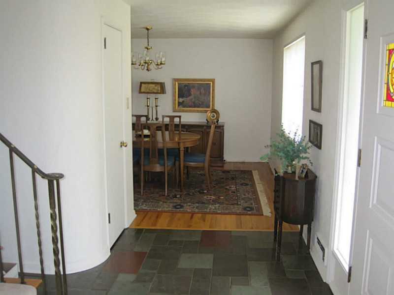 74 Holland Road Churchill, PA 15235 - Photo 7 of 25 Entry/Foyer.