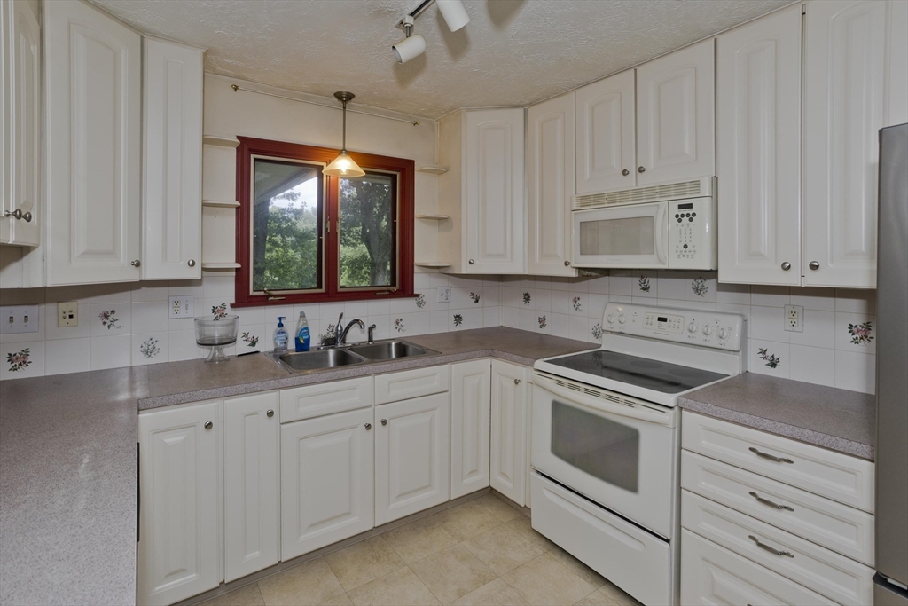 27 Chestnut Hill Road South Hadley, MA 01075 - Photo 10 of 37 Gallery Image 10