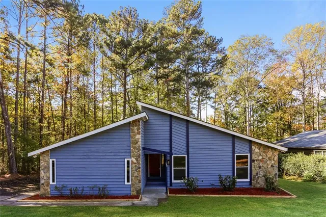 a view of a house with a yard