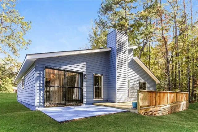 a view of a house with a yard
