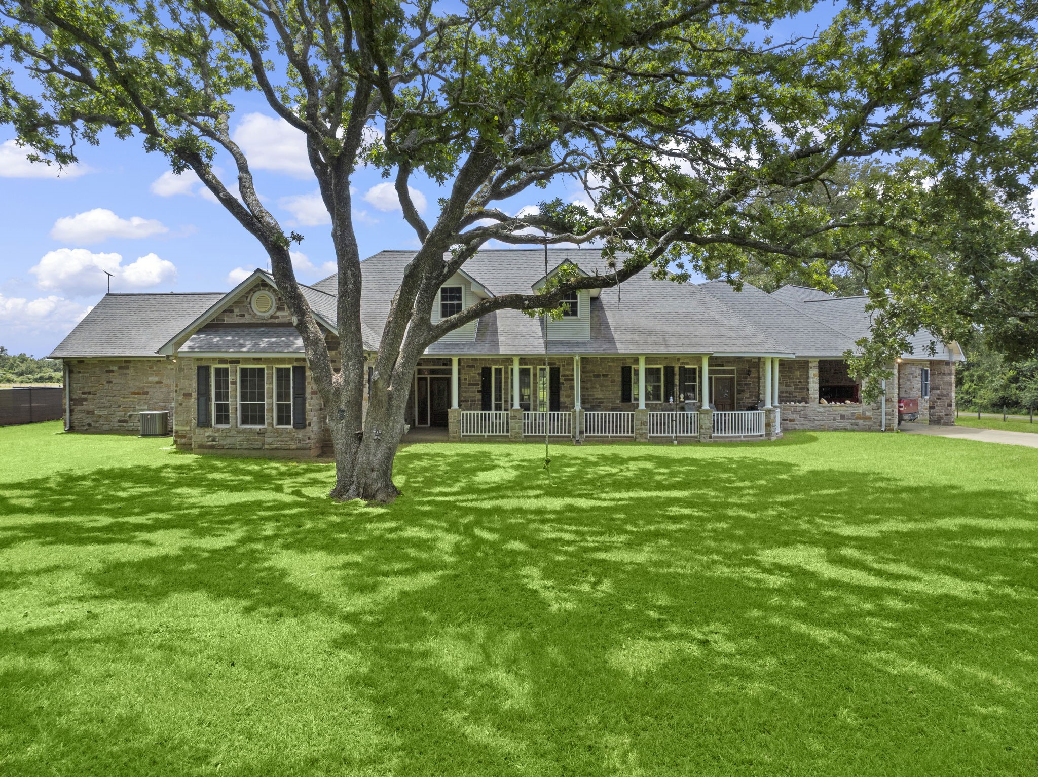 35111 Tompkins Road Hempstead, TX 77445 - Photo 3 of 50 a front view of a house with a garden