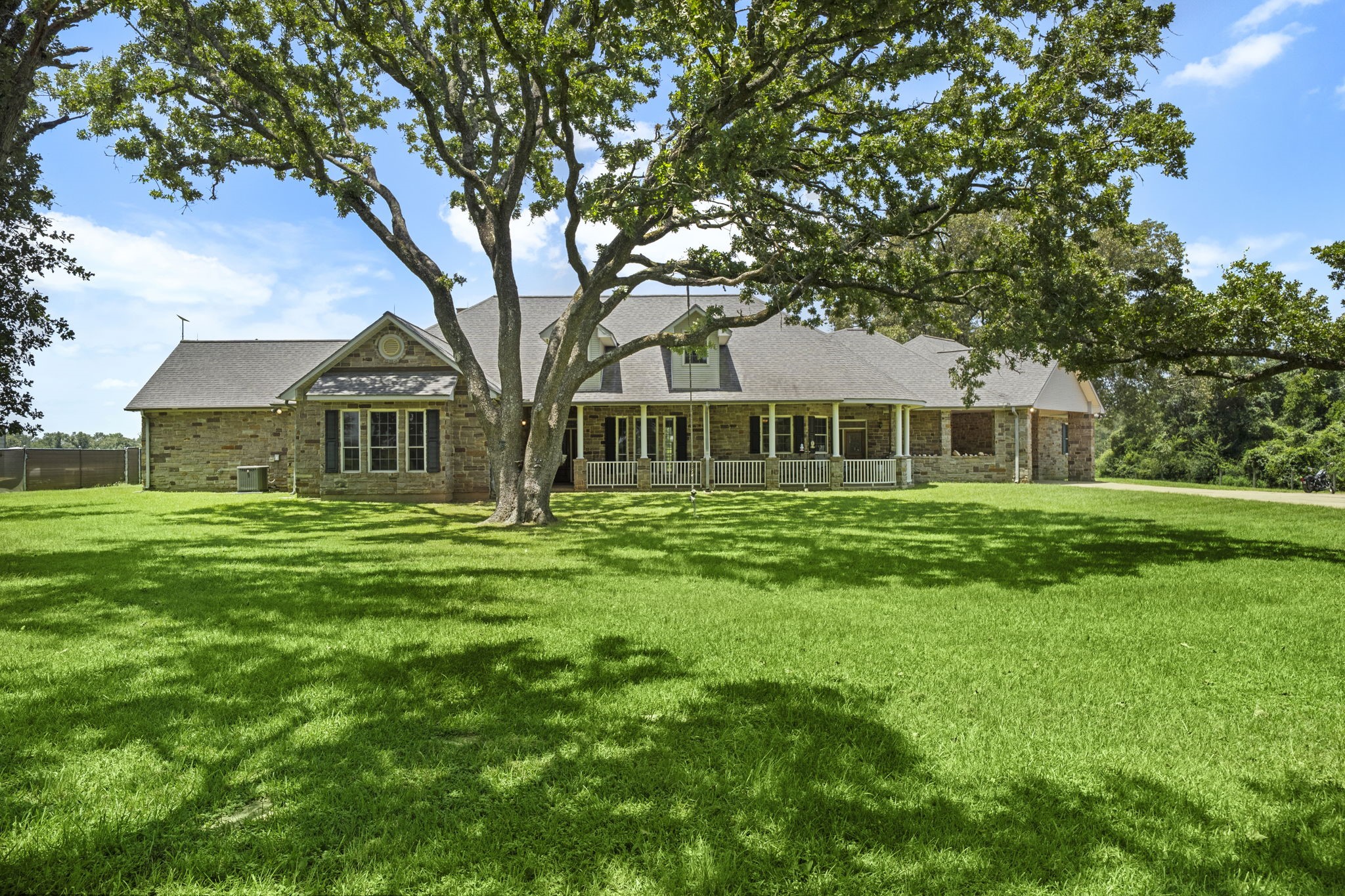 35111 Tompkins Road Hempstead, TX 77445 - Photo 4 of 50 a front view of a house with a garden