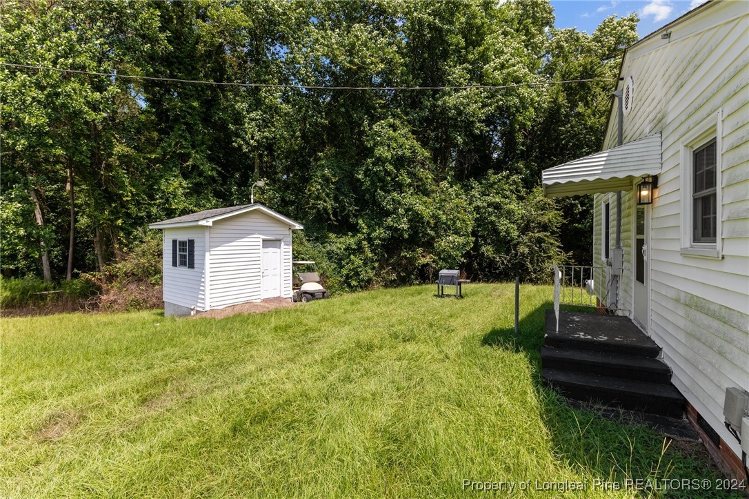 430 Simmons Road Clinton, NC 28328 - Photo 23 of 30 a backyard of a house with lots of green space