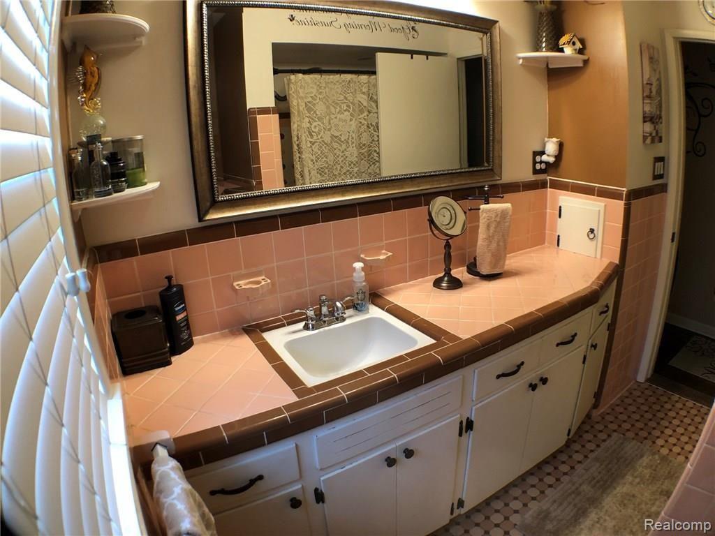 499 Rochdale Drive South Rochester, MI 48309 - Photo 24 of 28 Main bath 02.jpg