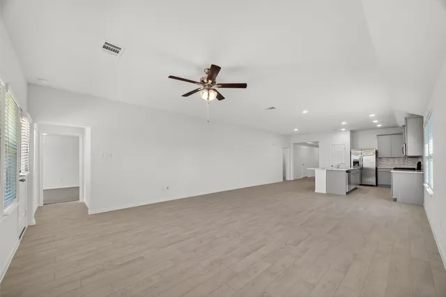 a view of a livingroom with a ceiling fan