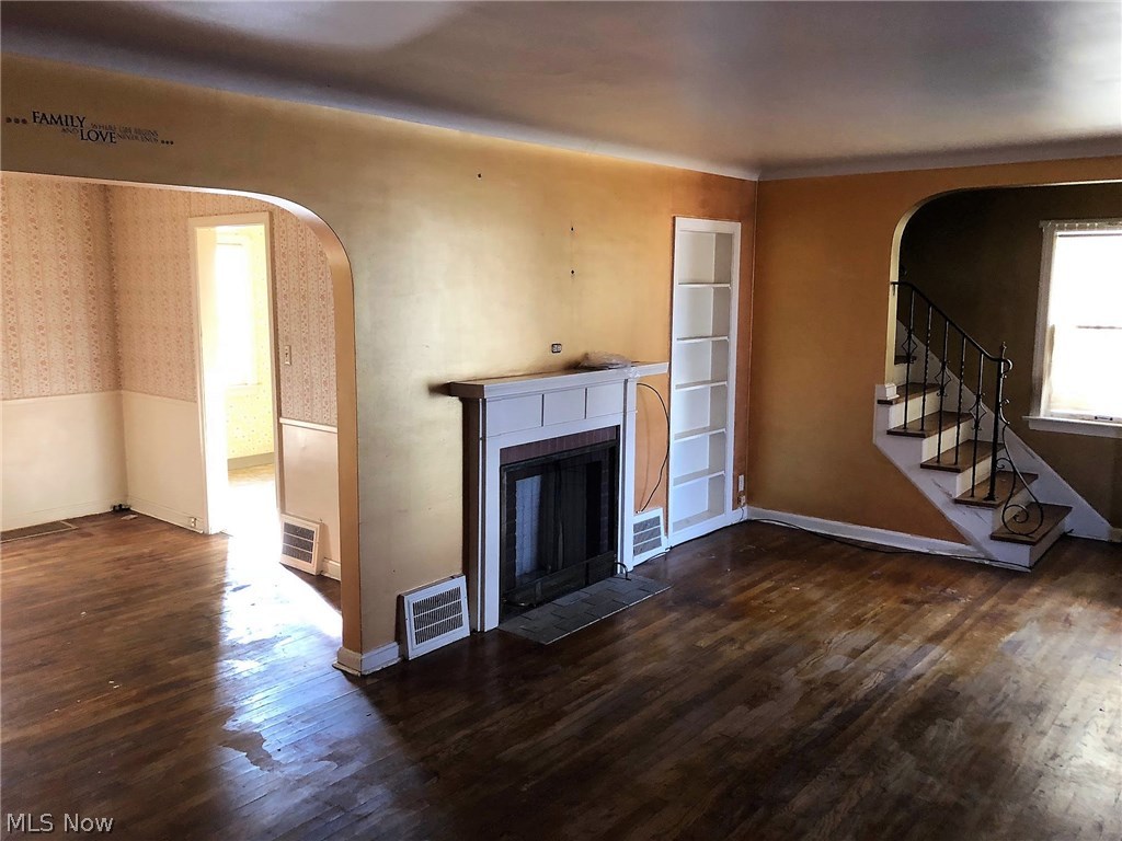3948 Delmore Road Cleveland Heights, OH 44121 - Photo 2 of 26 The spacious living room has hardwood flooring which extends into the dining room. The living room has a nice fireplace, a built in cabinet and coved ceiling.