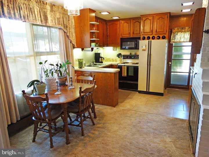 28 Border Rock Road Levittown, PA 19057 - Photo 3 of 17 Gallery Image 3