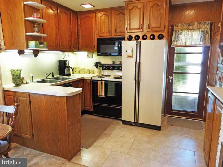 28 Border Rock Road Levittown, PA 19057 - Photo 4 of 17 Gallery Image 4