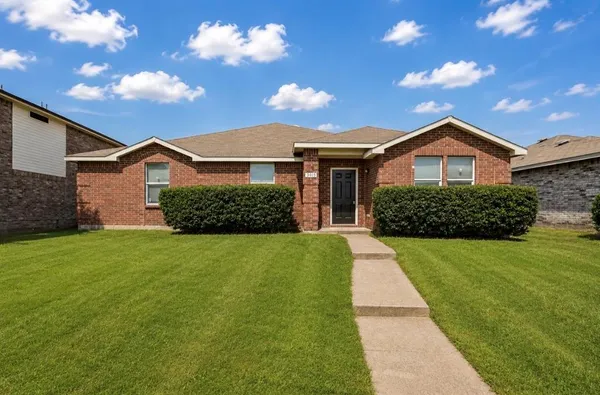 $279,900 | 3015 Goldenrod Drive, Lancaster, TX 75134