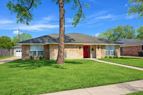 $2,350 | 703 Bayview Drive, El Lago, TX 77586