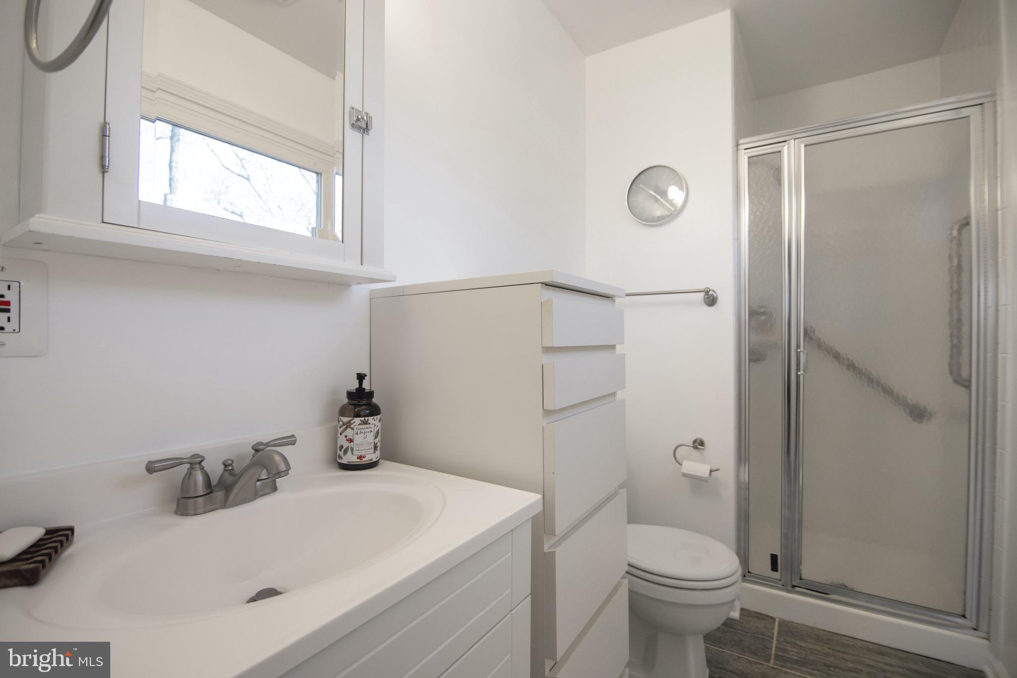 11324 Rambling Road Gaithersburg, MD 20879 - Photo 12 of 29 Primary bath