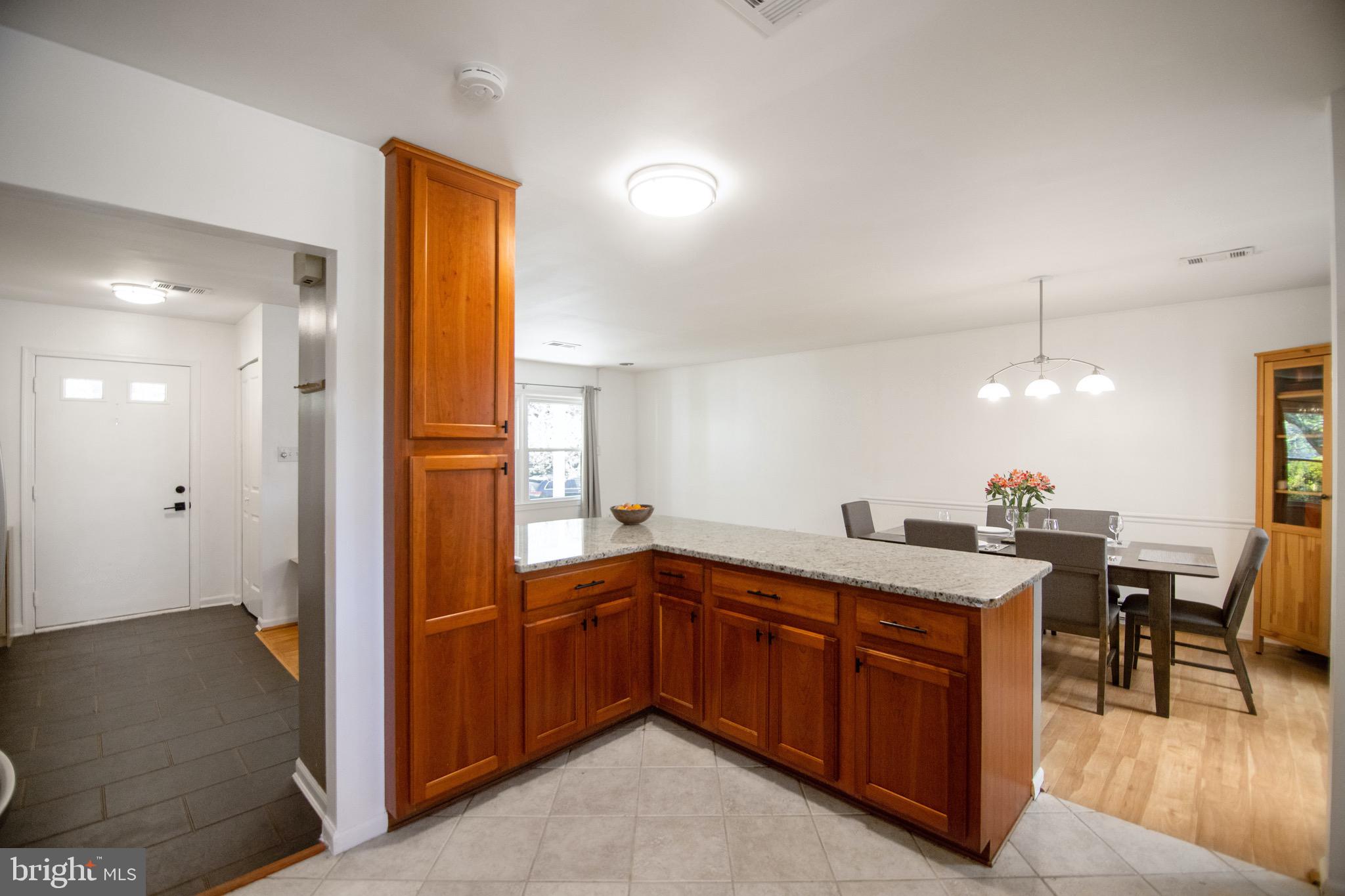 11324 Rambling Road Gaithersburg, MD 20879 - Photo 6 of 29 Fantastic breakfast bar