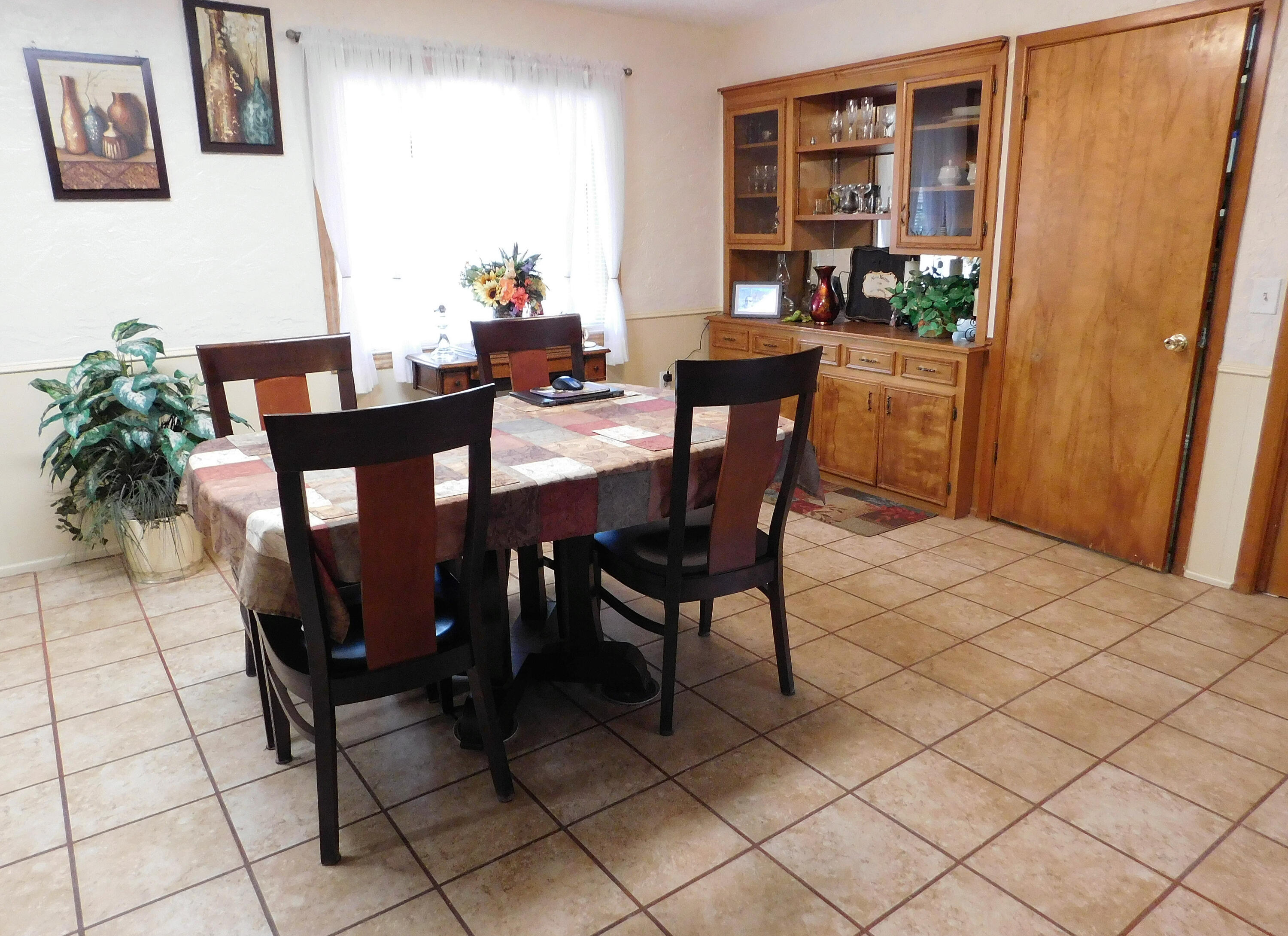 122 West 16th Street Muleshoe, TX 79347 - Photo 8 of 27 a view of a dining room with furniture