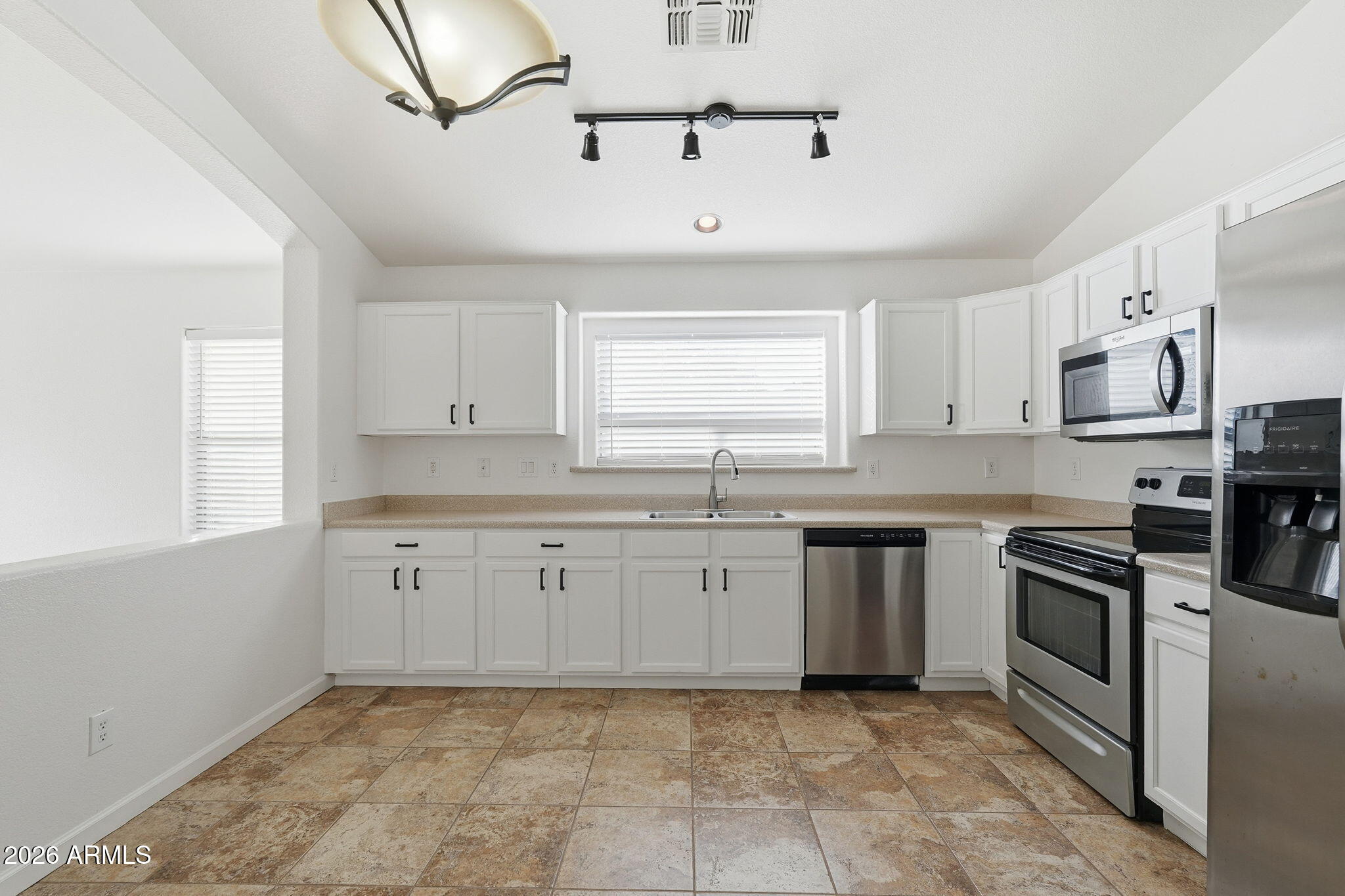 823 Mountain View Road San Tan Valley, AZ 85143 - Photo 7 of 33 Kitchen