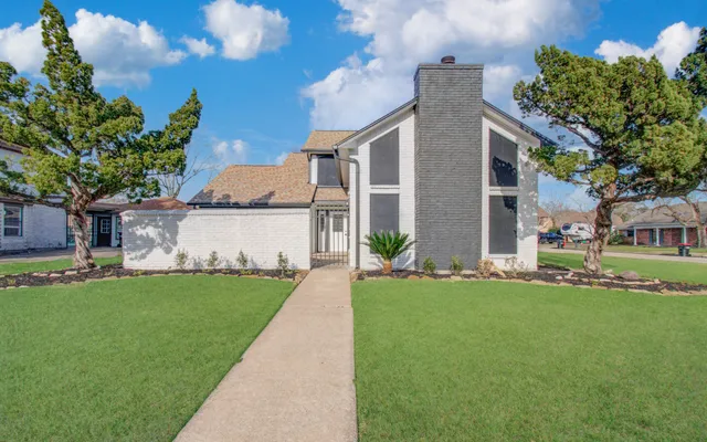 $309,900 | 4710 Country Club View, Baytown, TX 77521