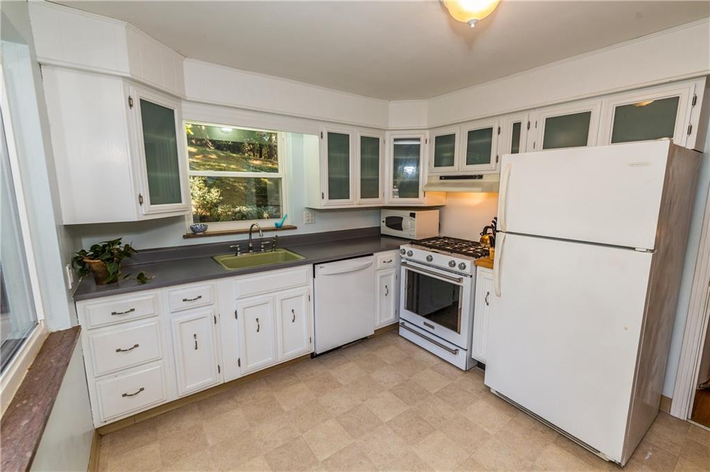 224 Rockingham Road Pittsburgh, PA 15238 - Photo 6 of 25 White kitchen. Gas stove/Convection Oven and LG Dishwasher.