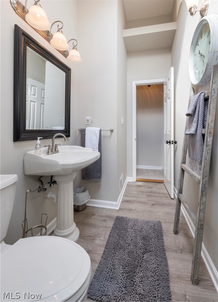 13175 McCracken Road Cleveland, OH 44125 - Photo 24 of 48 Bathroom featuring a skylight, toilet, and enclosed tub / shower combo