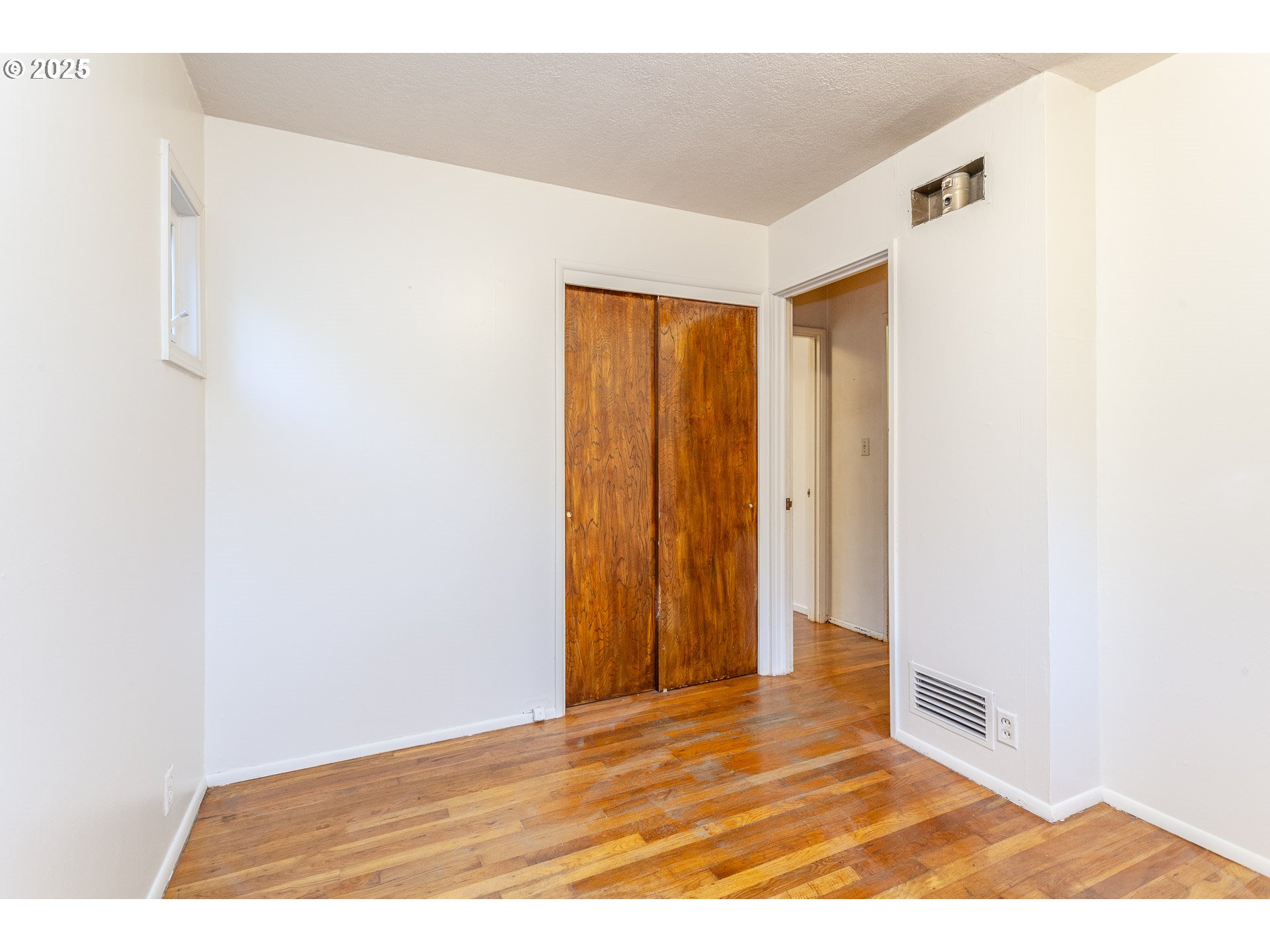 2604 Southwest Mitchell Court Portland, OR 97239 - Photo 13 of 31 Gallery Image 13