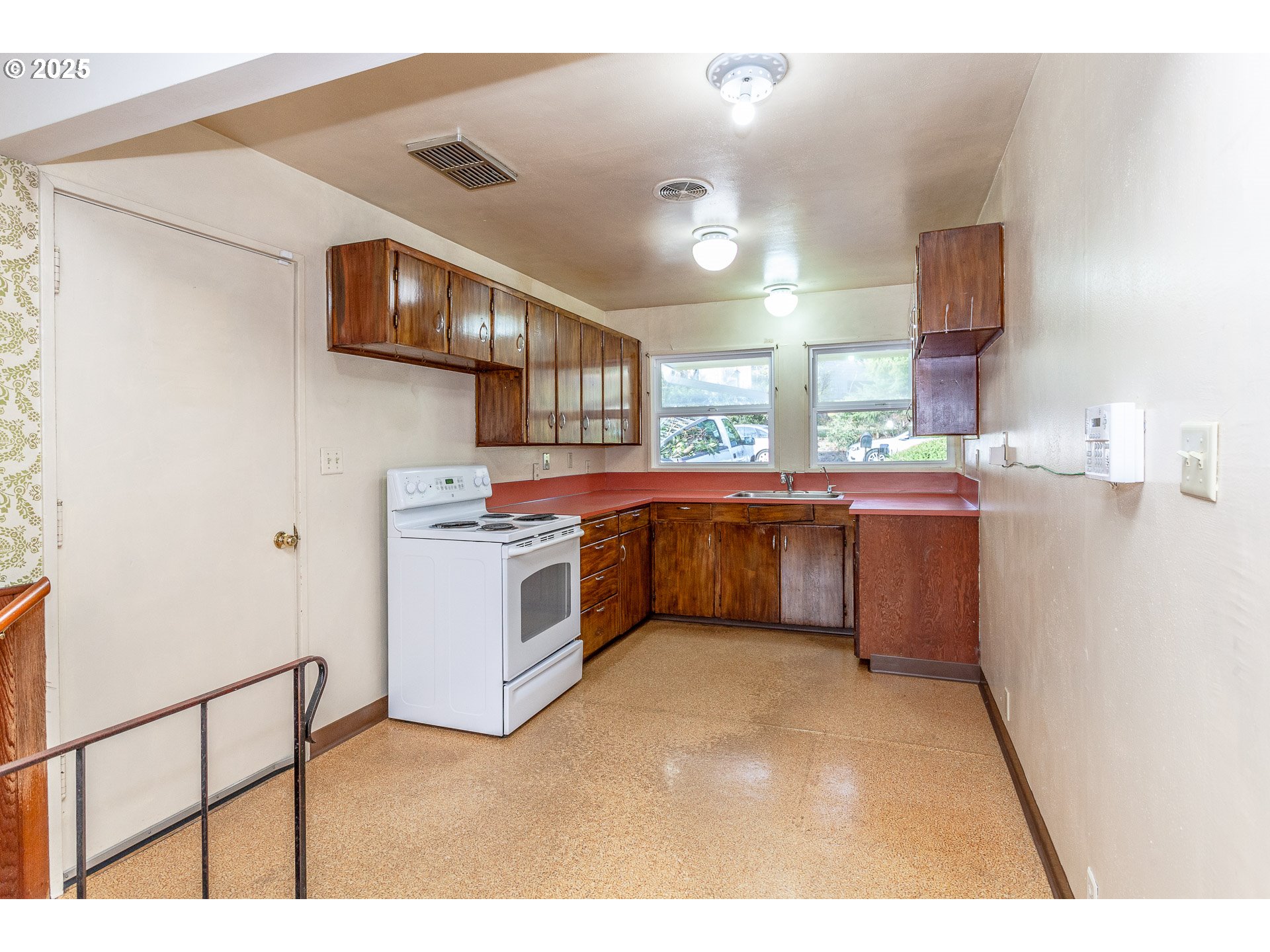 2604 Southwest Mitchell Court Portland, OR 97239 - Photo 5 of 31 Gallery Image 5