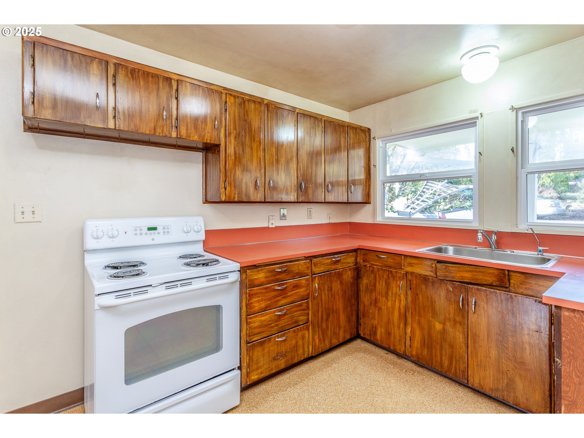 2604 Southwest Mitchell Court Portland, OR 97239 - Photo 6 of 31 Gallery Image 6