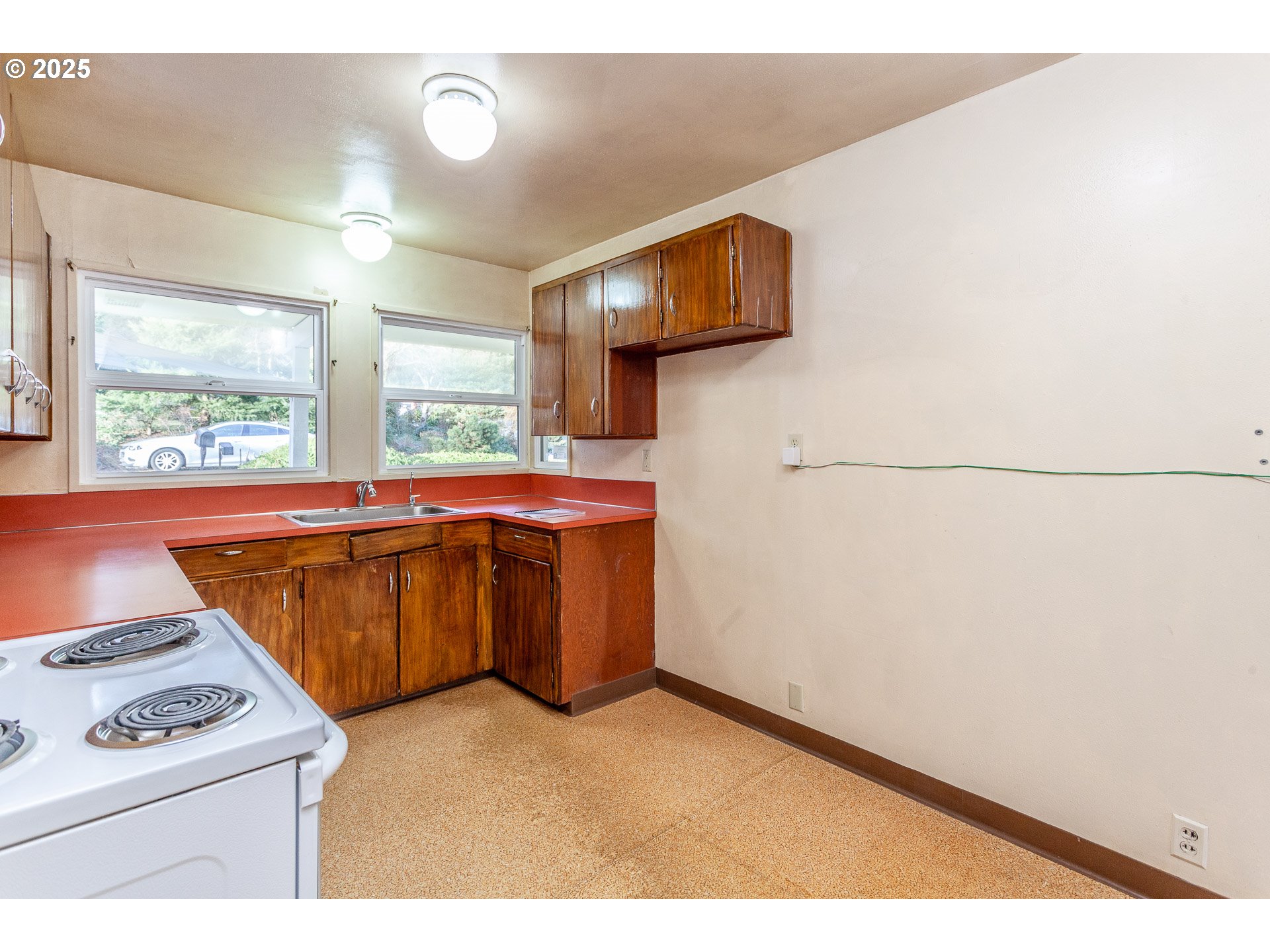 2604 Southwest Mitchell Court Portland, OR 97239 - Photo 7 of 31 Gallery Image 7