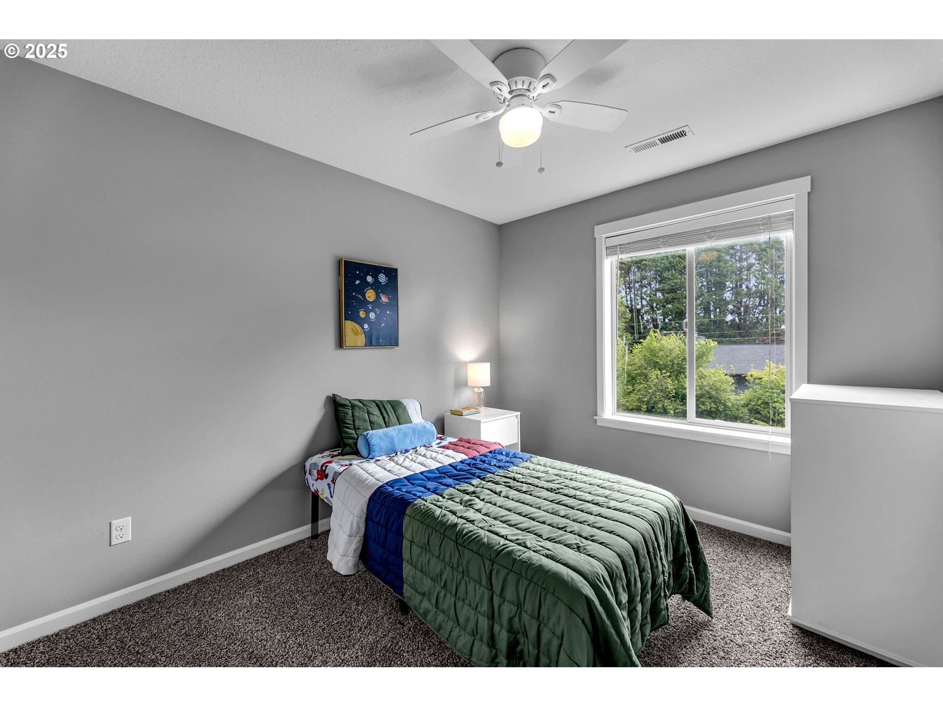 217 North 33rd Court Ridgefield, WA 98642 - Photo 19 of 35 a bedroom with a large bed and a window