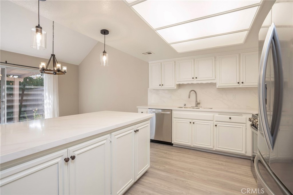 1934 Suntree Lane, Unit B Simi Valley, CA 93063 - Photo 8 of 35