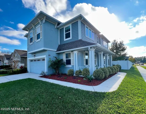 a view of a yard in front of house