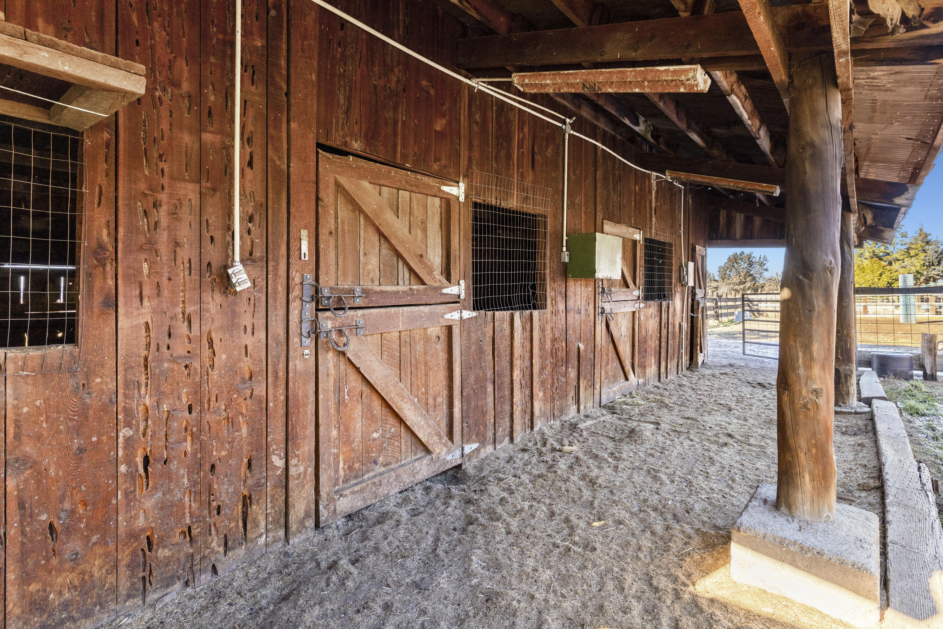 5415 Haskins Road Bonanza, OR 97623 - Photo 31 of 97 Horse Stalls