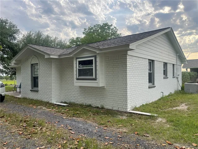 a view of a house with backyard