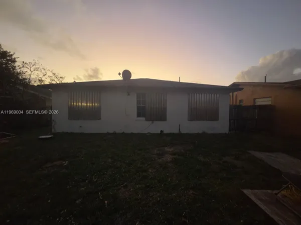 a view of a back yard