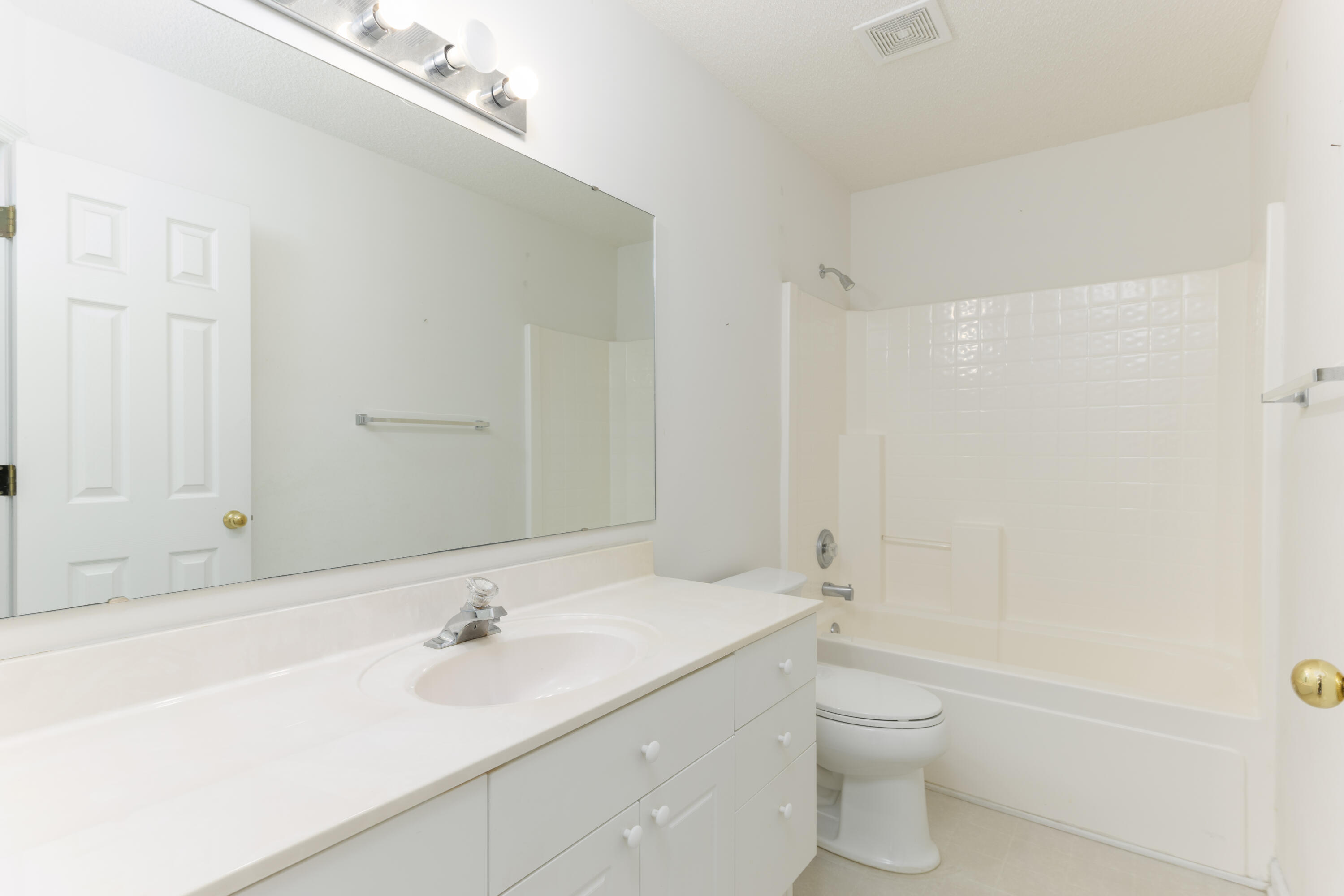 582 Carters Grove Road Charleston, SC 29414 - Photo 22 of 34 2nd Bathroom